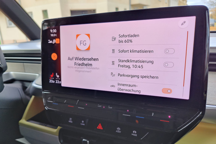 Bei den Touchreglern für Klimatisierung und Lautstärke erkennt man den Infrorotsensor. Die Beleuchtung gibt es dem Modelljahr 2025. (Foto: Martin Wolf/Golem.de)