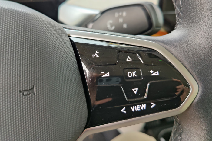 Das linke Bedienfeld steuert die Mediennutzung und die Anzeige des Fahrerdisplays. (Foto: Martin Wolf/Golem.de)