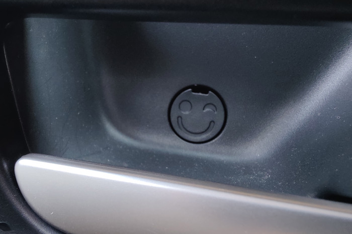 In der Türgriffmulde hat VW etwas versteckt einen Smiley platziert. (Foto: Martin Wolf/Golem.de)