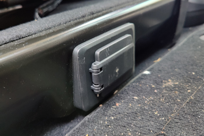 Noch besser versteckt ist die 230-Volt-Steckdose unten am Beifahrersitz. (Foto: Martin Wolf/Golem.de)
