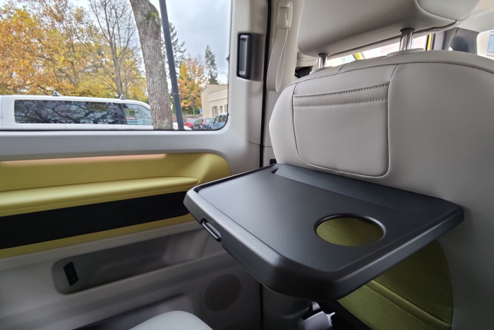 Die Tablethalterung für die Passagier im Fond wirkt etwas klapprig. (Foto: Martin Wolf/Golem.de)
