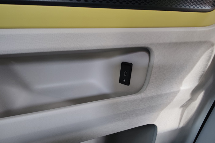 Die USB-Buchsen in den Schiebetüre gehören zur Sonderaussattung. (Foto: Martin Wolf/Golem.de)