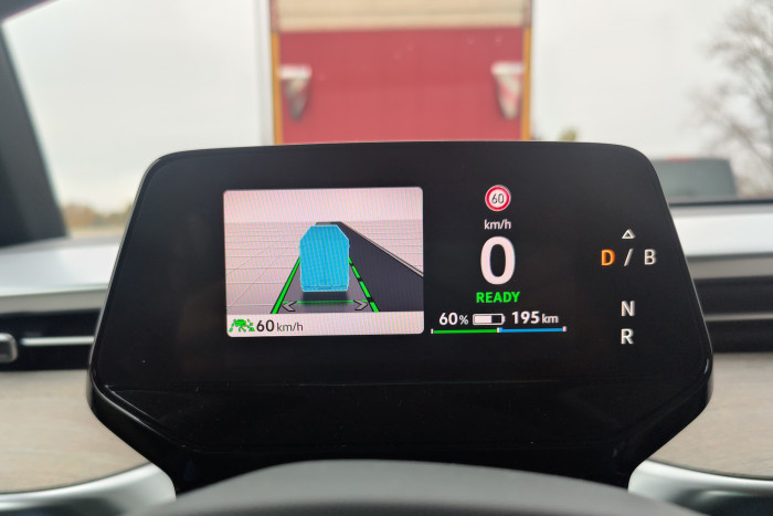 Das kleine Fahrerdisplay bietet nur rudimentäre Informationen. (Foto: Friedhelm Greis/Golem.de)