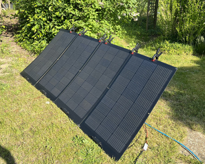 Erster Testaufbau der 4 x 100 W Ecoflow-Solarmodule (Bild: Mario Keller)