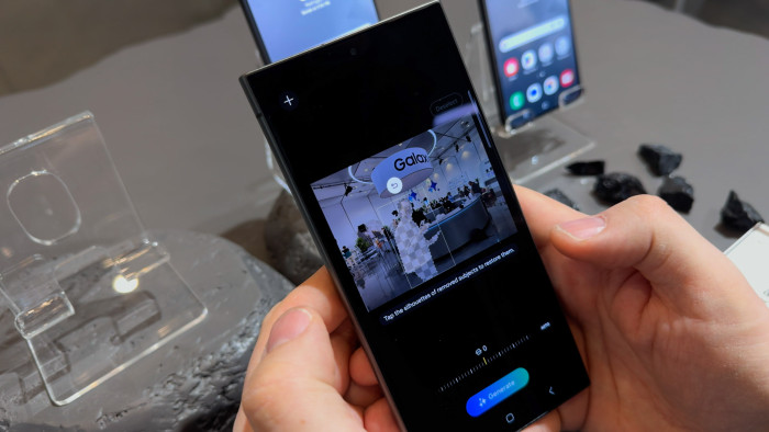 Bildobjekte k&ouml;nnen nach der Aufnahme mithilfe von KI verschoben oder auch gel&ouml;scht werden. (Bild: Martin Wolf/Golem.de)