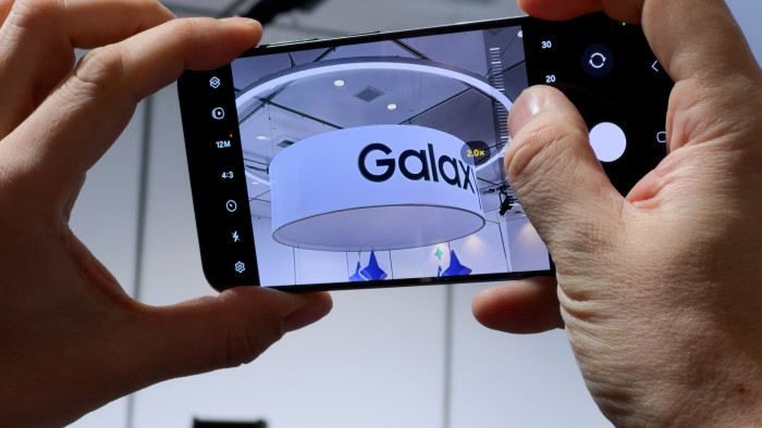 Das Galaxy S24 und S24+ haben drei Objektive und nur ein einzelnes Teleobjektiv mit dreifacher Vergr&ouml;&szlig;erung. (Bild: Martin Wolf/Golem.de)
