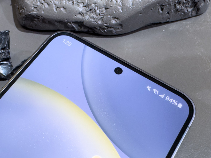 Die Frontkamera ist bei jedem Modell im Display untergebracht. (Bild: Martin Wolf/Golem.de)