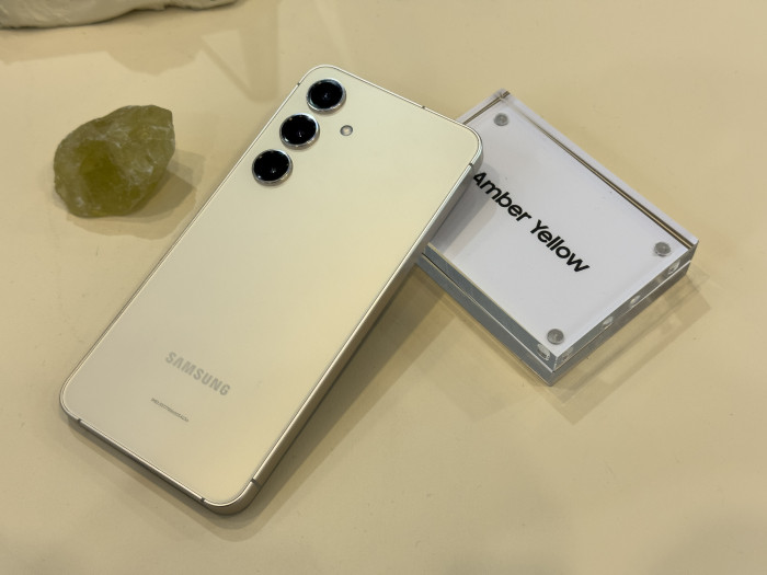 Die neuen Galaxy-S24-Modelle kommen in unterschiedlichen Farben in den Handel - unter anderem in Pastellgelb. (Bild: Martin Wolf/Golem.de)