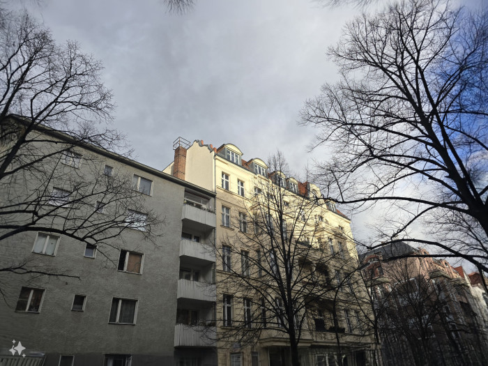 ... haben wir mithilfe der KI-Begradigung etwas gedreht. Die fehlenden Bildinhalte werden sinnvoll erg&auml;nzt - wie in diesem Beispiel sind die neuen Inhalte aber manchmal unscharf. (Bild: Tobias K&ouml;ltzsch/Golem.de)