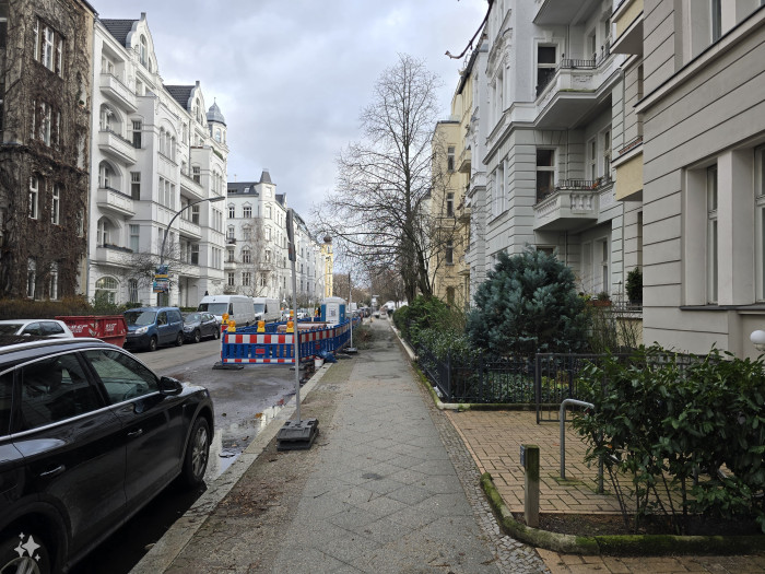 ... haben wir die Person in der Mitte entfernt - auch hier ist die Stelle bei n&auml;herem Hinschauen erkennbar. (Bild: Tobias K&ouml;ltzsch/Golem.de)