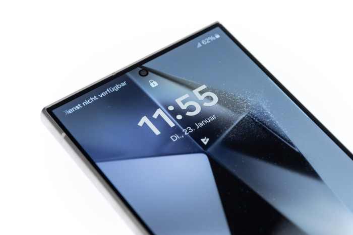 Die Frontkamera ist in einem Loch im Display eingebaut. (Bild: Martin Wolf/Golem.de)
