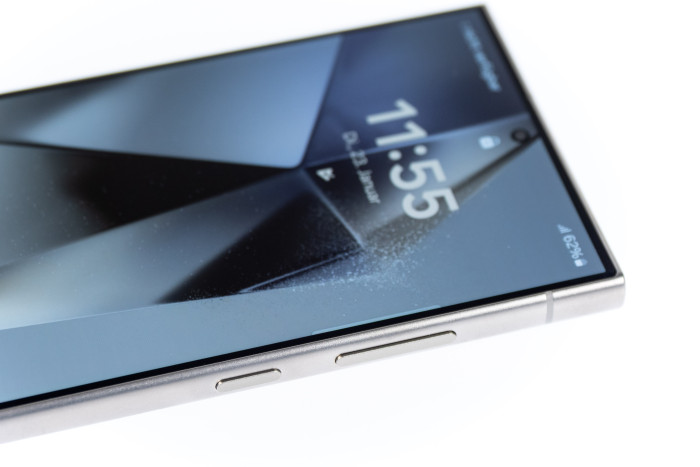 Der Rahmen des Galay S24 Ultra ist aus Titan gefertigt, das Smartphone liegt gut in der Hand. (Bild: Martin Wolf/Golem.de)