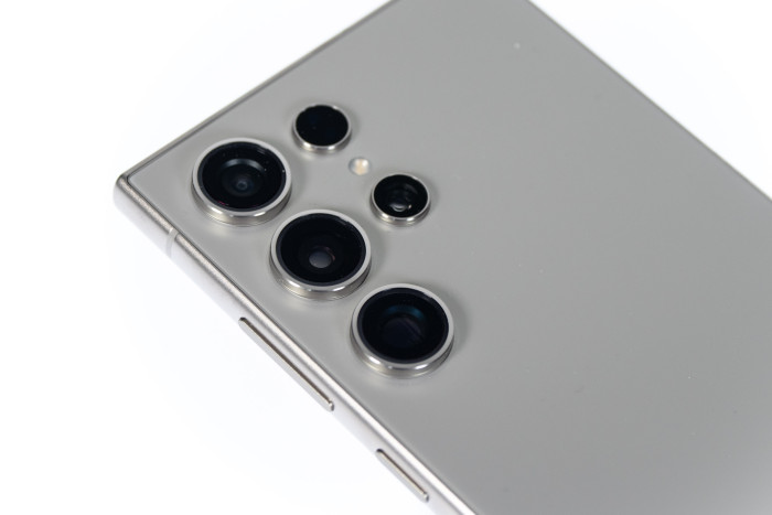 Auf der R&uuml;ckseite kommt ein Vierfachkamerasystem zum Einsatz. (Bild: Martin Wolf/Golem.de)