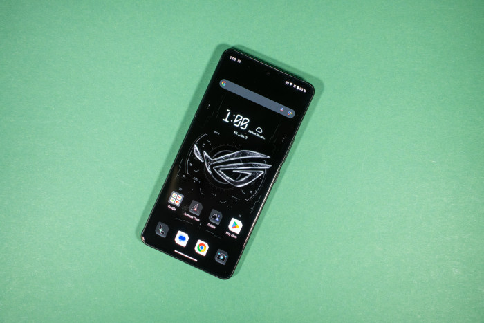 Das ROG Phone 8, hier in der Pro-Version, hat ein 6,78 Zoll großes Display. (Bild: Tobias Költzsch/Golem.de)