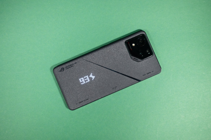 Auf der Rückseite hat das Pro-Modell ein Display aus 341 LEDs. (Bild: Tobias Költzsch/Golem.de)