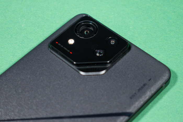 Das neue ROG Phone hat insgesamt drei Kameras. (Bild: Tobias Költzsch/Golem.de)