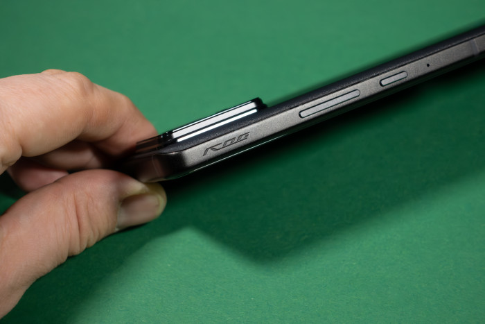 Das Kameramodul ragt weit aus dem Gehäuse. Ebenfalls im Bild zu sehen: einer der beiden Sensor-Buttons. (Bild: Tobias Költzsch/Golem.de)