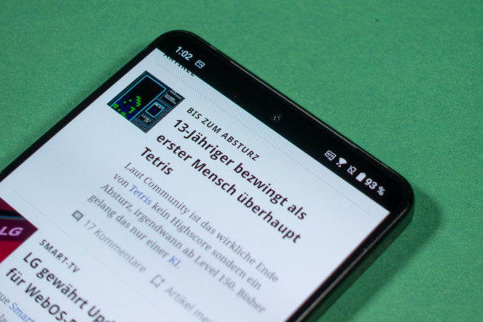 Die Frontkamera ist im Display verbaut. (Bild: Tobias Költzsch/Golem.de)