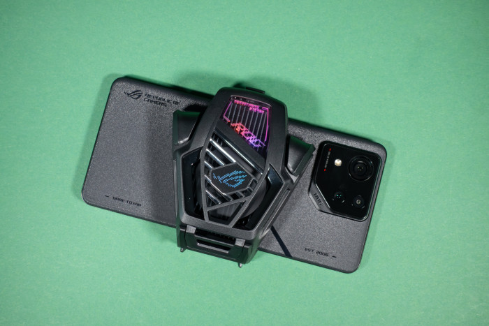Ebenso wieder erhältlich ist ein separater Kühler, der auf der Rückseite des Smartphones befestigt wird. (Bild: Tobias Költzsch/Golem.de)