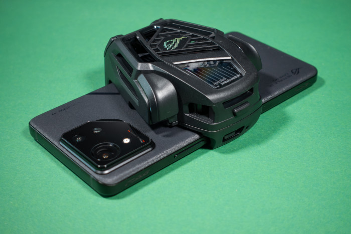 Der Kühler bietet zwei zusätzliche Schultertasten. (Bild: Tobias Költzsch/Golem.de)