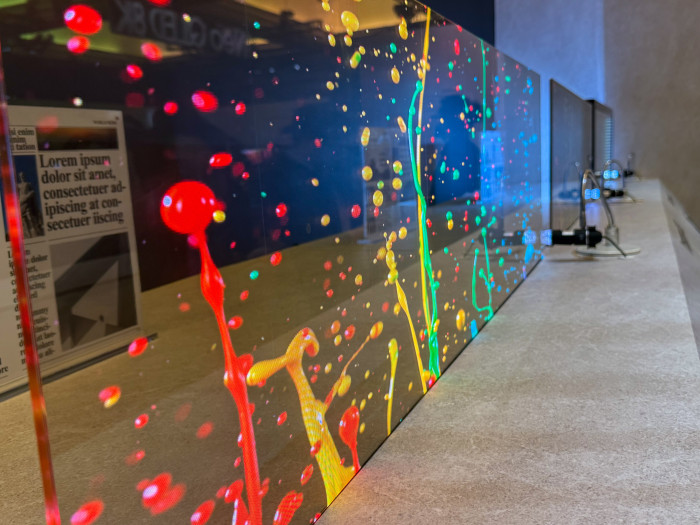 So durchsichtig wie eine Fensterscheibe ist das Display nicht. (Bild: Martin Wolf/Golem.de)