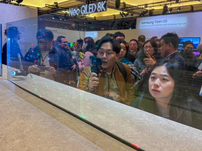 Samsungs transparenter Micro-LED-Bildschirm (Bild: Martin Wolf/Golem.de)