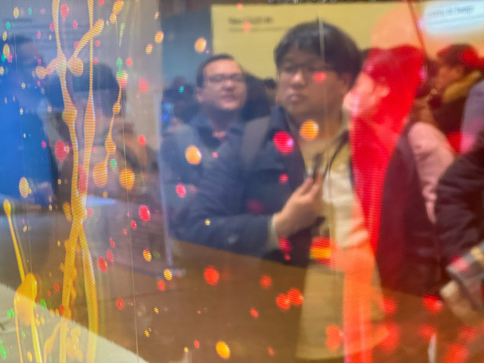 Samsungs transparenter Micro-LED-Bildschirm (Bild: Martin Wolf/Golem.de)