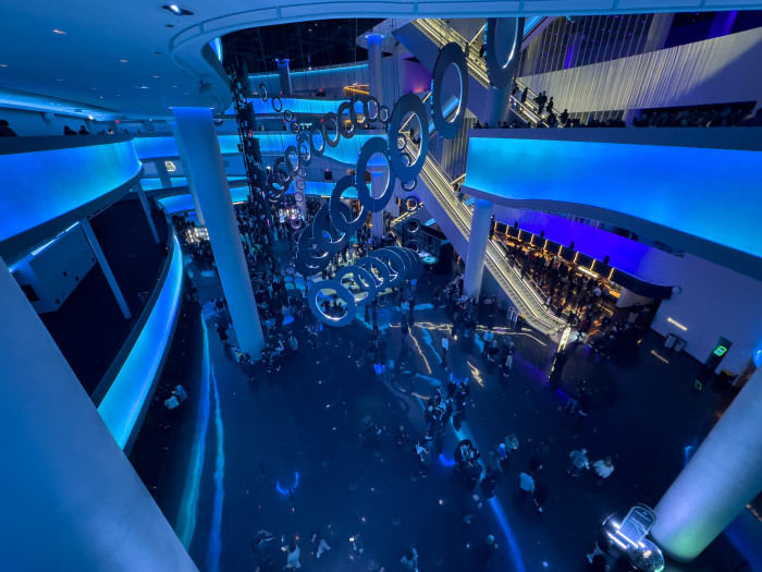 Das Foyer erstreckt sich über mehrere Etagen. (Bild: Martin Wolf/Golem.de)