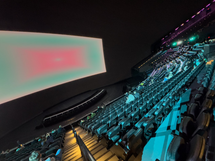 Der Film startet auf einem kleinen Ausschnitt der riesigen LED-Leinwand. (Bild: Martin Wolf/Golem.de)