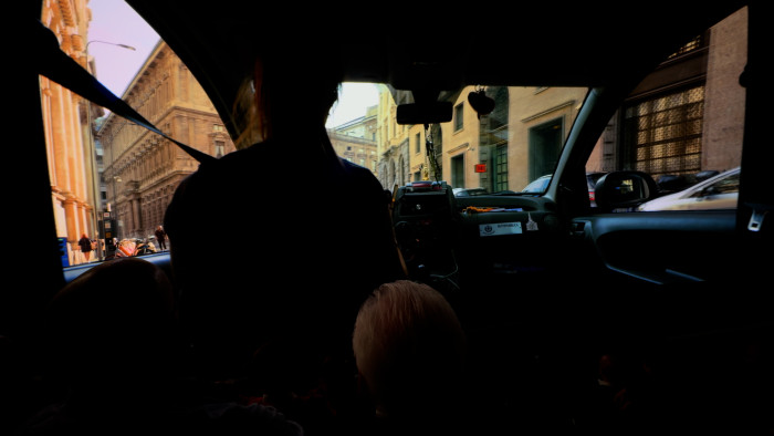 Der riesige LED-Bildschirm zeigt den Film Postcard from Earth immersiv. (Bild: Martin Wolf/Golem.de)