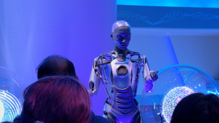 Im Foyer gibt es eine Reihe von technologischen Geräten zu bestaunen - unter anderem Ameca-Roboter. (Bild: Martin Wolf/Golem.de)