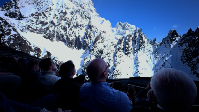 Der riesige LED-Bildschirm zeigt den Film Postcard from Earth sehr immersiv. (Bild: Martin Wolf/Golem.de)