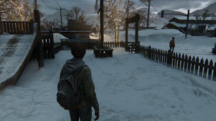 Der Baum im Hintergrund (hinter dem Tor) ist auf der PS5 wesentlich feiner ausgebarbeitet ... (Bild: Naughty Dog/Screenshot: Golem.de)