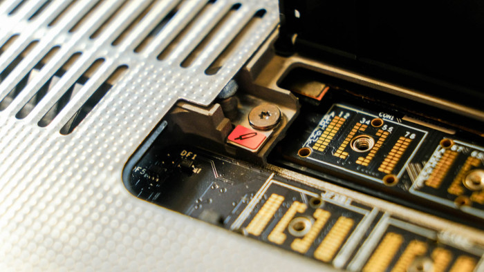 Der Hersteller beschreibt genau, wo geschraubt werden muss. (Bild: Oliver Nickel/Golem.de)