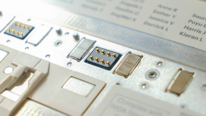 Tastatur, Trackpad und andere Module werden magnetisch und über Pins mit dem Noteobook verbunden. (Bild: Oliver Nickel/Golem.de)