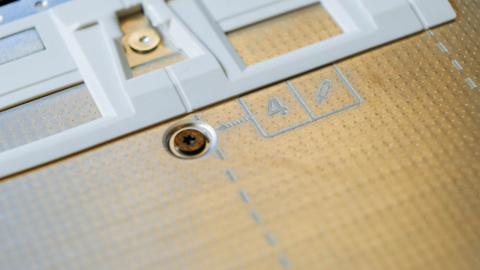 Der Hersteller beschreibt genau, wo geschraubt werden muss. (Bild: Oliver Nickel/Golem.de)