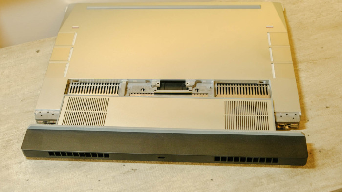 Nach dem Schrauben kann das Modul leicht entfernt werden. (Bild: Oliver Nickel/Golem.de)