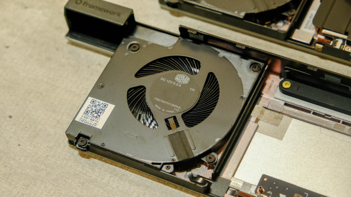 Beide Komponenten haben eine Kühlung mit zwei Lüftern verbaut. (Bild: Oliver Nickel/Golem.de)