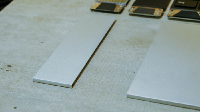 Die Endstücke haben Nasen, die mit dem Gehäuse abschließen. (Bild: Oliver Nickel/Golem.de)