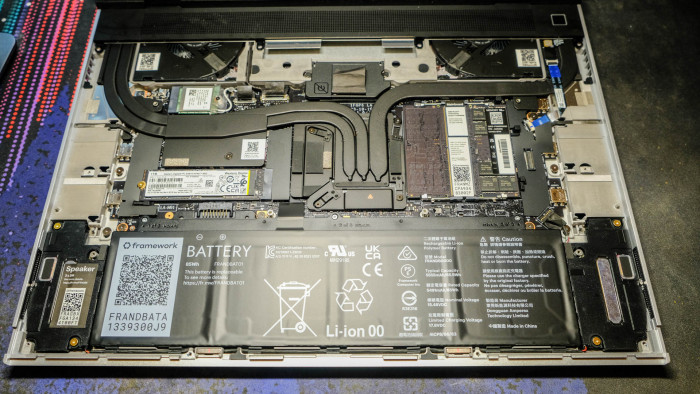 Sicht auf die Komponenten im Framework Laptop 16 (Bild: Oliver Nickel/Golem.de)