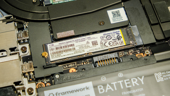 Sicht auf die Komponenten im Framework Laptop 16 (Bild: Oliver Nickel/Golem.de)