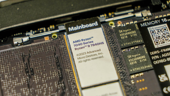 Sicht auf die Komponenten im Framework Laptop 16 (Bild: Oliver Nickel/Golem.de)