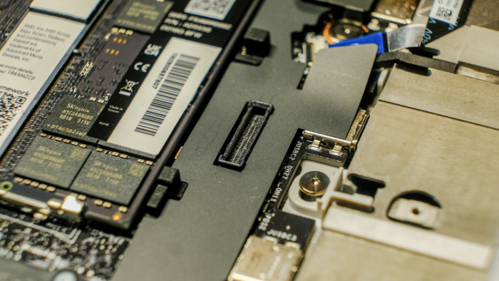 Sicht auf die Komponenten im Framework Laptop 16 (Bild: Oliver Nickel/Golem.de)