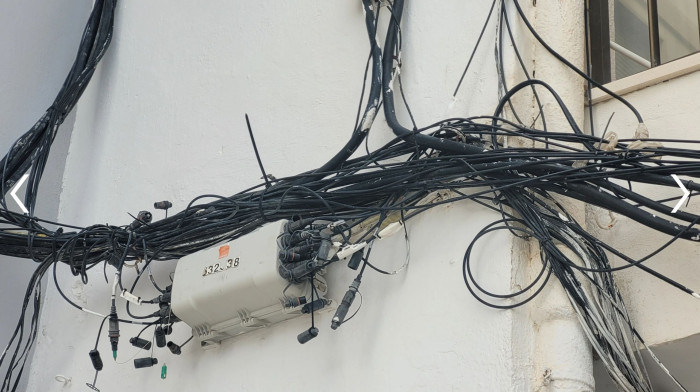 Typische Glasfaser-Installation in Spanien, an der Au&szlig;enwand eines Hauses (Bild: Dr. Frederic Ufer, VATM)