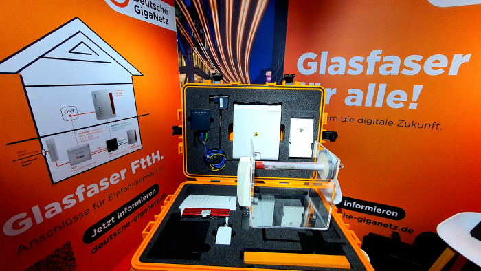 Mit diesem Koffer erkl&auml;rt die Deutsche Giganetz alle Komponenten f&uuml;r den Glasfaserausbau eines Hauses auf Messen und B&uuml;rgerversammlungen. (Bild: Harald Karcher)
