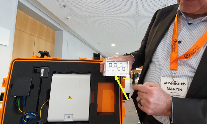 Das runde Loch am gelben Pfeil wird ausgebrochen, damit das leere R&ouml;hrchen durchgeht, das in diesem H&Uuml;P dann endet. (Bild: Harald Karcher)