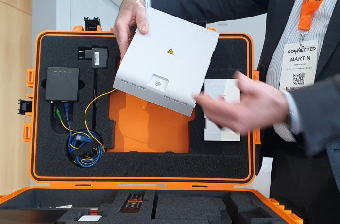 Der gro&szlig;e wei&szlig;e H&Uuml;P-Kasten reicht f&uuml;r circa 40 Wohnungen. Links f&uuml;hrt eine gelbe Glasfaser zum schwarzen ONT-Glasfasermodem. Man k&ouml;nnte also bis zu 40 ONTs an diesen H&Uuml;P anschlie&szlig;en. (Bild: Harald Karcher)