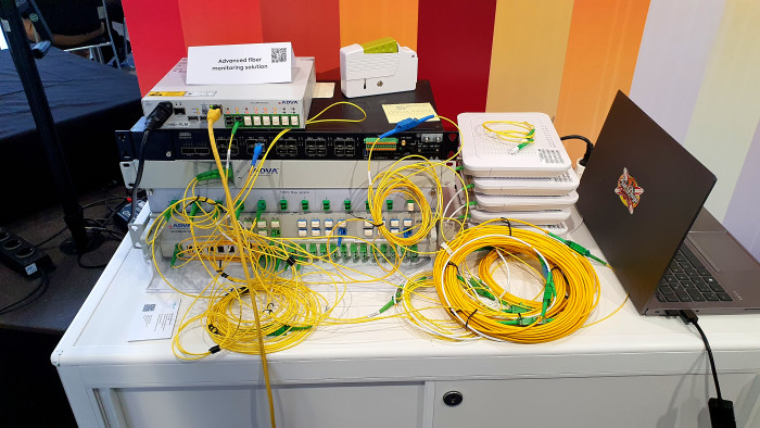 Mit solchen Messaufbauten von ADVA kann man Fehler in Glasfaserleitungen auf den Zentimeter genau lokalisieren. (Bild: Harald Karcher)