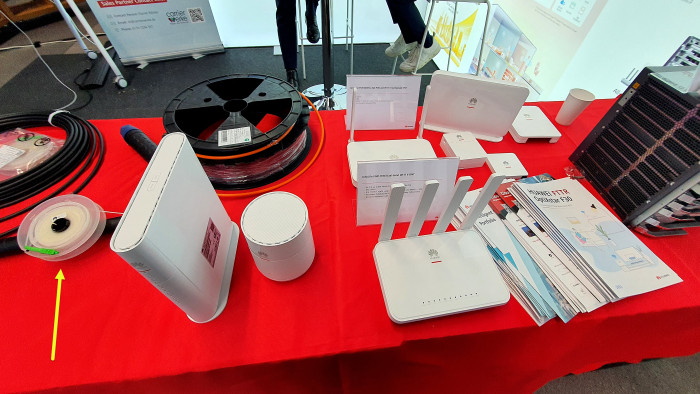Huawei hat auf der Connected Germany Ende 2023 eine sehr d&uuml;nne und selbstklebende Glasfaser gezeigt (gelber Pfeil). (Bild: Harald Karcher)