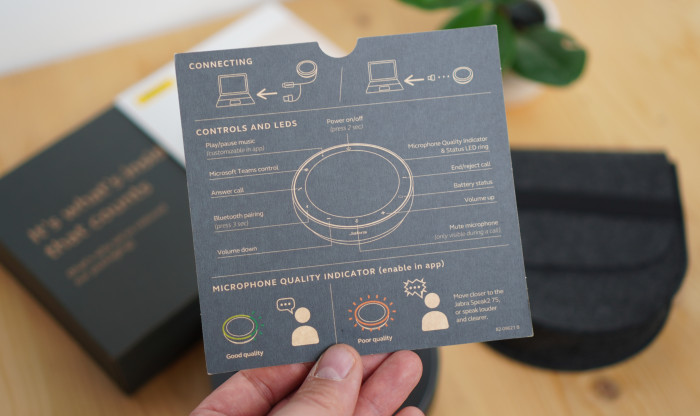 Dem Speak2 75 liegt ein Quickstart-Guide auf Karton bei. Unnötiges Papier finden wir in der Packung nicht. (Bild: Johannes Geißler/plantbased.media)